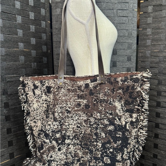 unbranded Handbags - Elegant tapestry Tote Bag in Brown and Black